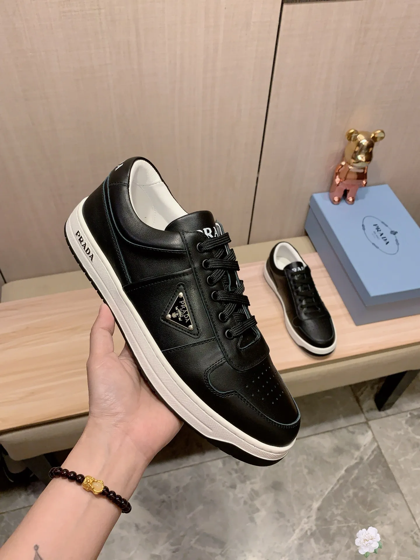 Men's Men's Shoes💰442💰💰🎩🎩[Lightning][Lightning] "PRADA*" The latest and most popular casual shoes, top brand [seduce] luxury ~ purchasing agency, top quality ~. [Strong] The upper is made of imported breathable cowhide material ➕ breathable sheepskin feet (•) with fine workmanship. The original stylish and stylish soft rubber wear-resistant and non-slip outsole is light and comfortable on the feet. The real thing looks better when photographed in real life. 226: code: 38-44, white and black 4️⃣ colors selected